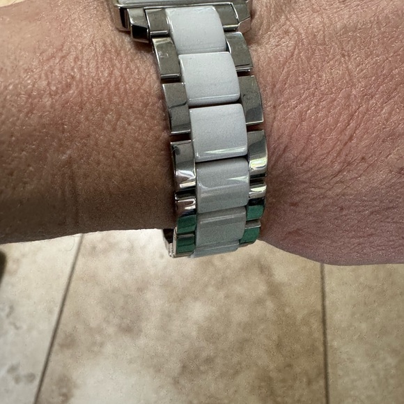 7  1/2 inch preowned Tissot watch . Very fine preowned condition - Picture 3 of 4